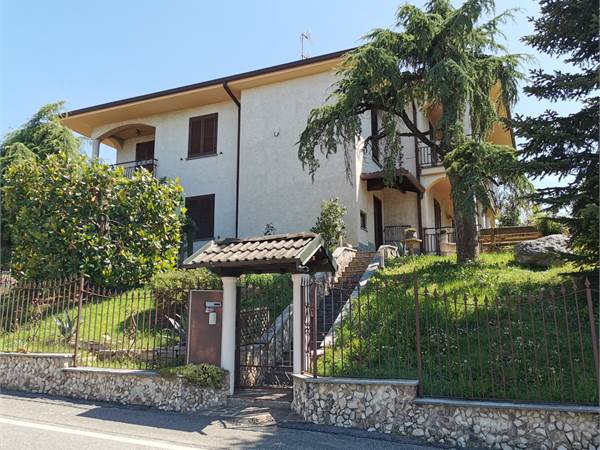 VILLA BIFAMILIARE 
